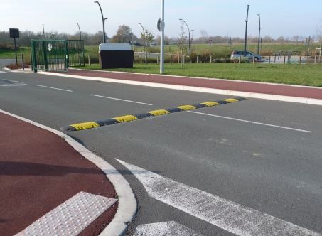 Ralentisseur de vitesse modulaire - Ack Forankra - 1000 x 430 x 60 mm - Haute résistance et visibilité_2