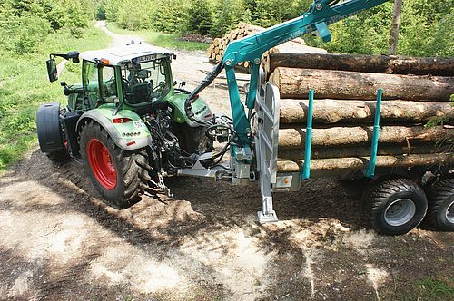 Remorque forestière L16 avec charge utile de 15 tonnes en forêt