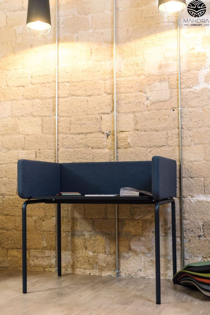 Four us Worx - Bureau open space compact design - Bois de pin, isorel, cloisons 3 pans intégrées_2
