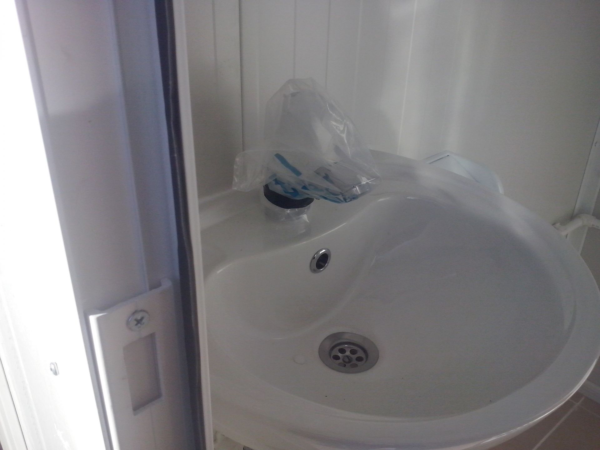 Cabine sanitaire raccordable isolée Liberty Box - panneaux sandwich en acier galvanisé - pour chantier et événementiel_3