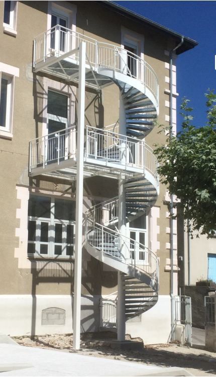 Escalier hélicoïdal à galvanisation à chaud pour une durabilité accrue