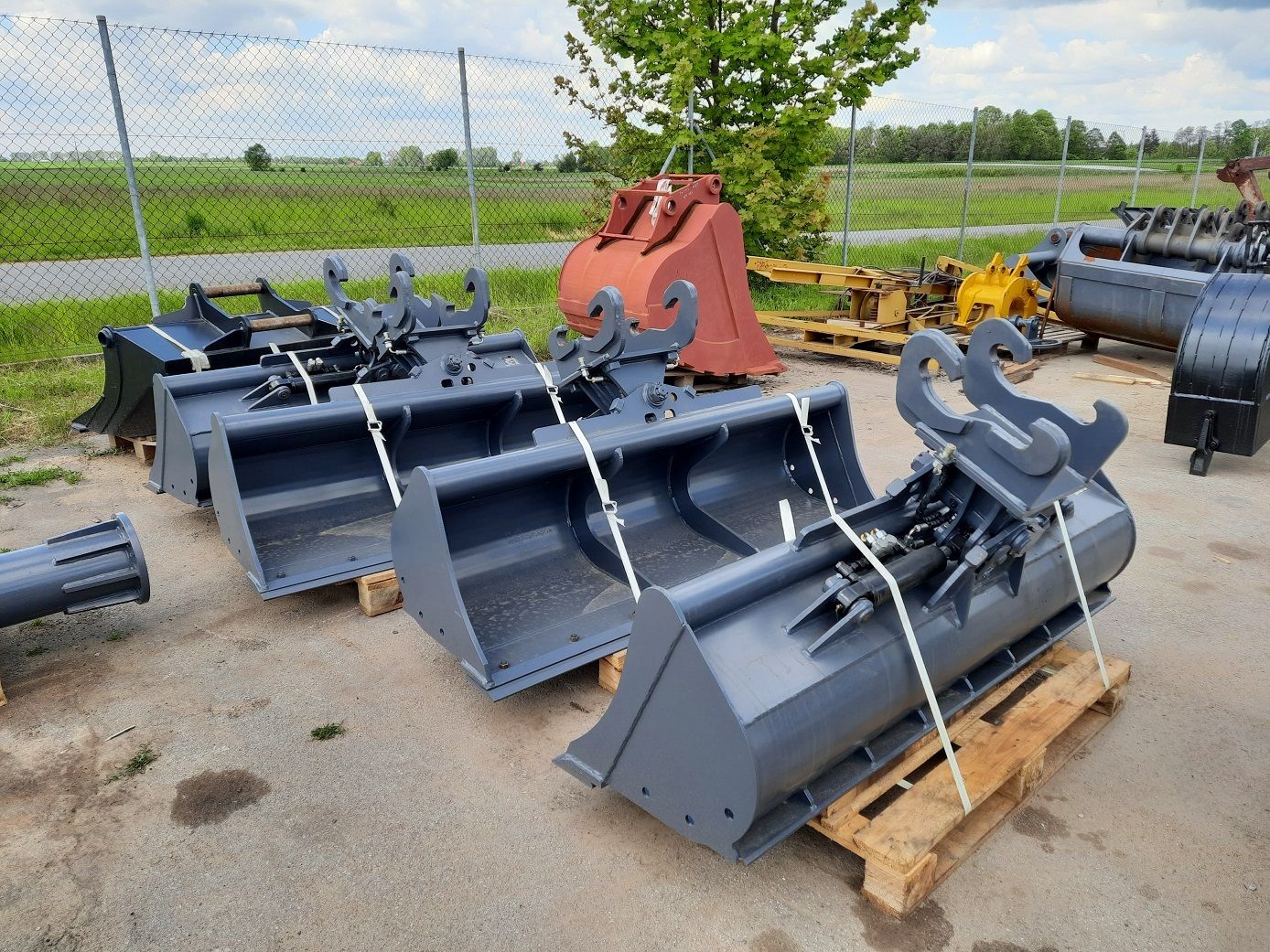 Godet curage avec montage Connect pour Mecalac