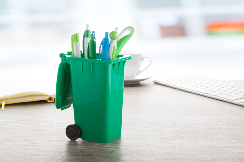 Support pour stylos en plastique - forme de poubelle - couleur vert - 56g_2