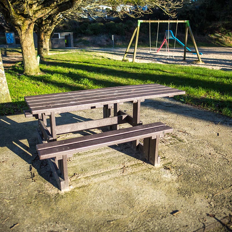 Table publique imputrescible en matériau recyclé valence / accessible pmr_2