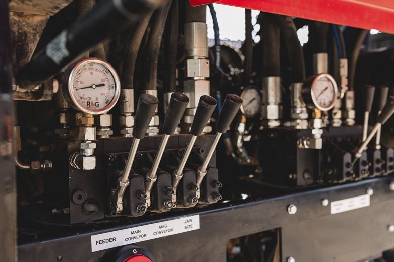 Concasseur  à mâchoires avec trémie vibrante hydraulique - 8000 RED RHINO_3