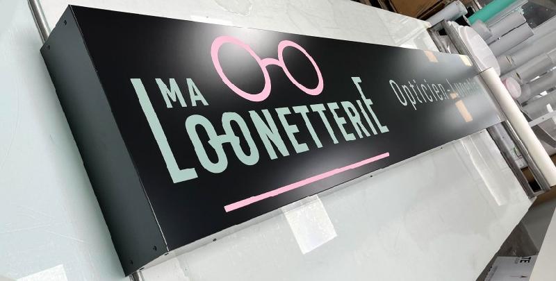 Enseigne en caisson aluminium - plateau dibond, impression UVI, finitions métalliques_2