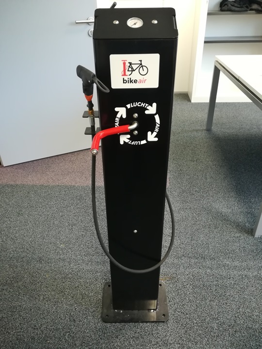 Station CykiFIX 1 pour regonfler les roues de vélo