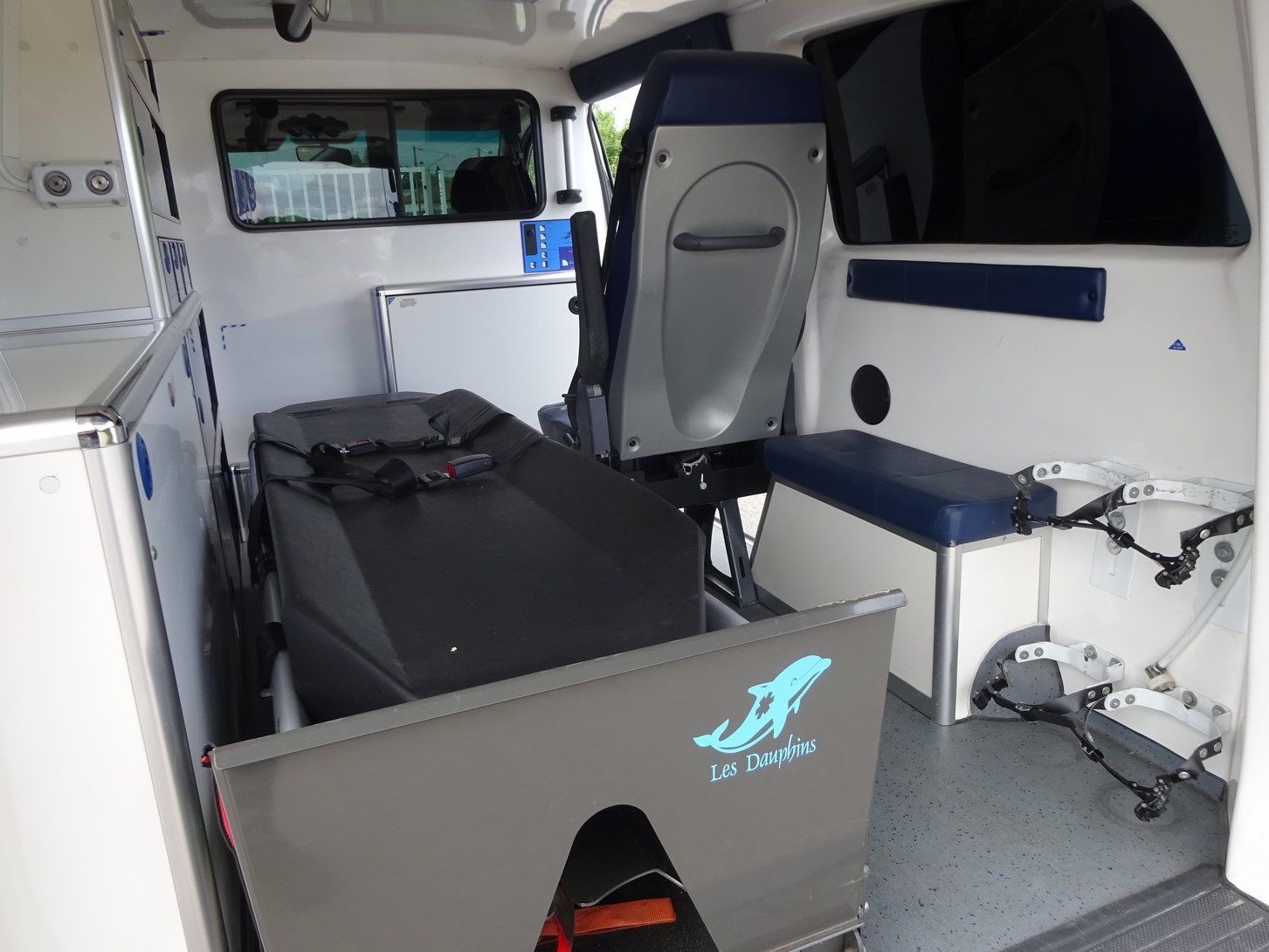 Ambulance agencée Les Dauphins, modèle Vito Mercedes