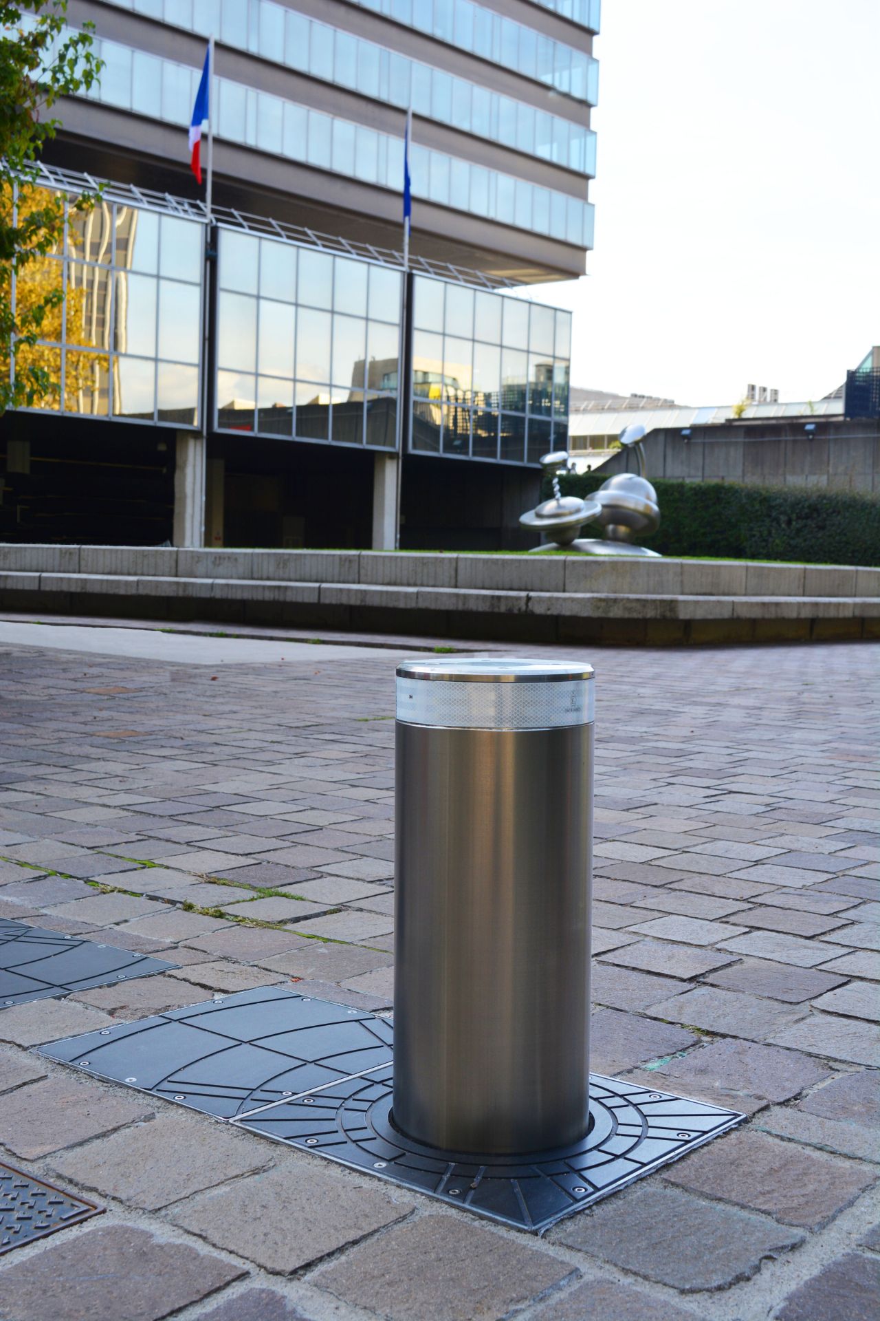 Borne escamotable automatique à motorisation électrique conçue et brevetée par BES - Citadine_2