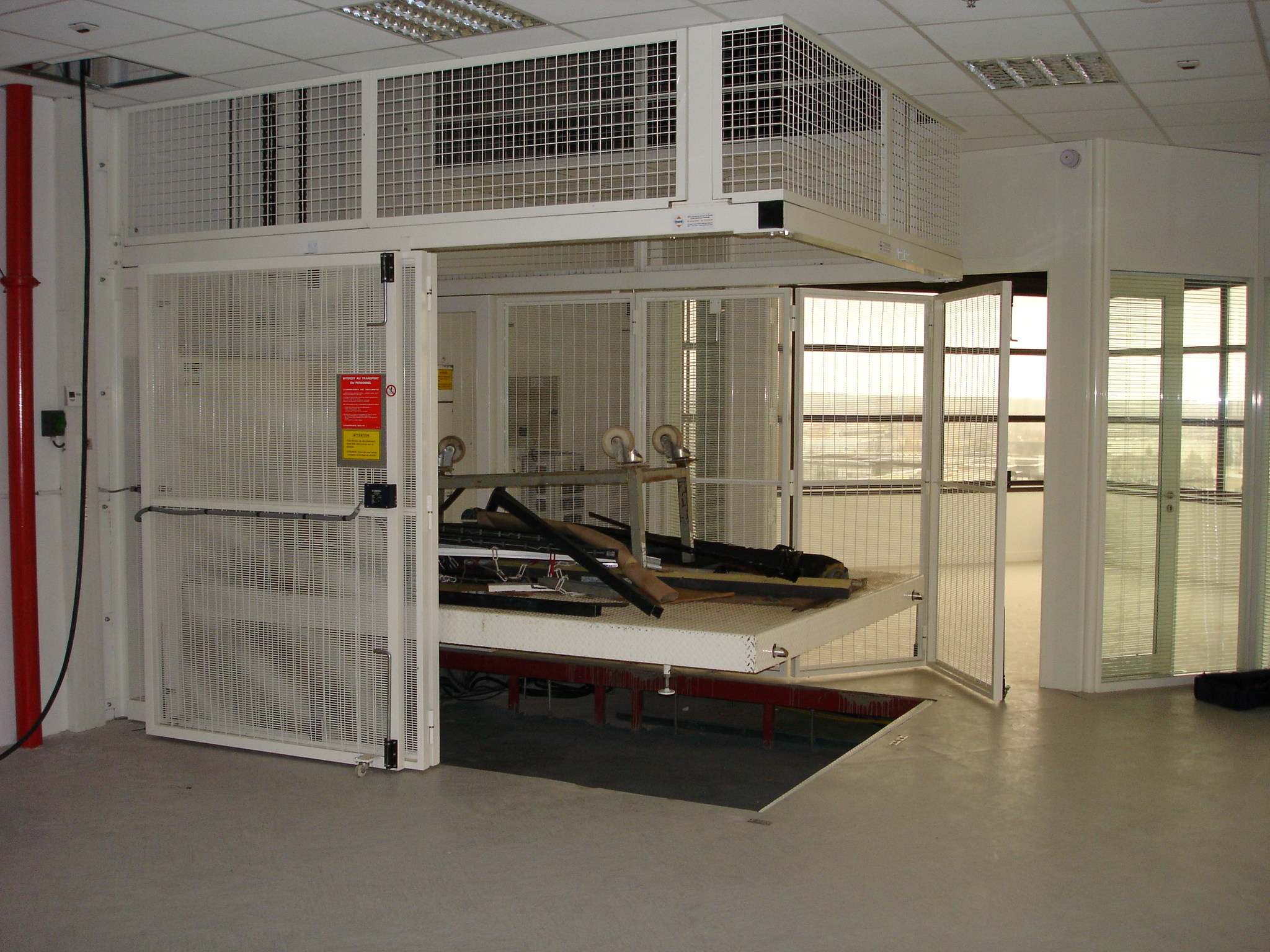Élévateur intérieur équipé d'une cage grillagée en maille 80 x 10