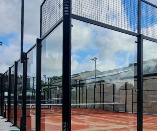 Terrain de padel robuste et personnalisable - Vision avec structure en verre trempé et acier galvanisé_2