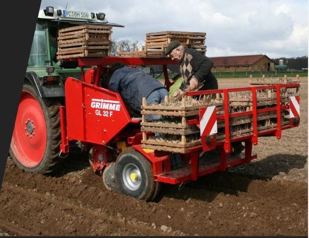 Équipement agricole avec dispositif de formation de buttes