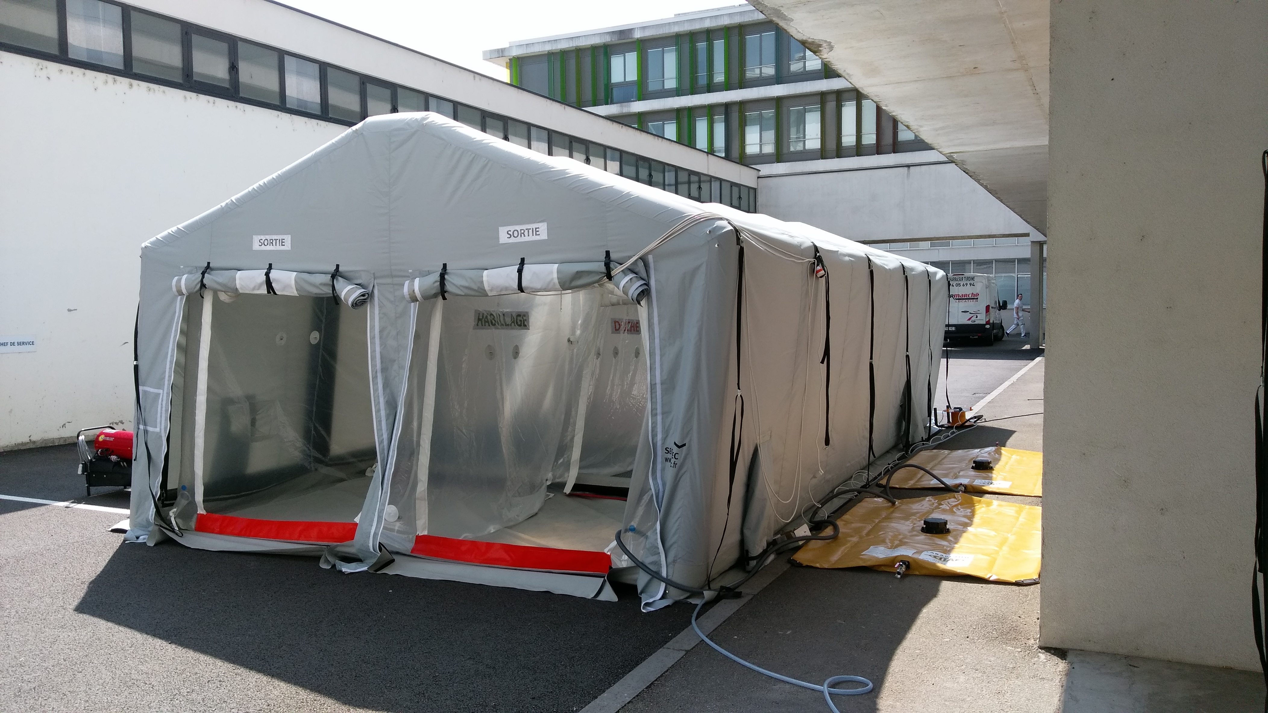 Chaîne de décontamination réalisée sur structure gonflable (démontable) Securotec - HYGIE CDG_3