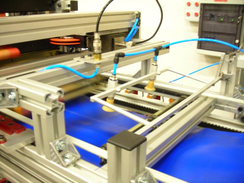 Machine de pliage et découpe de banderoles décoratives - Prise en charge bobines jusqu’à 80kg_2