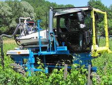 Tracteur enjambeur centré pour un travail précis dans les rangs