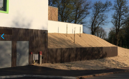 Élément en béton pour contrebuter les terres et résister au glissement