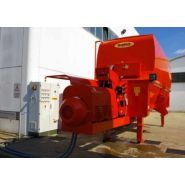 Machine agricole avec vis hacheuses et mélangeuses en acier