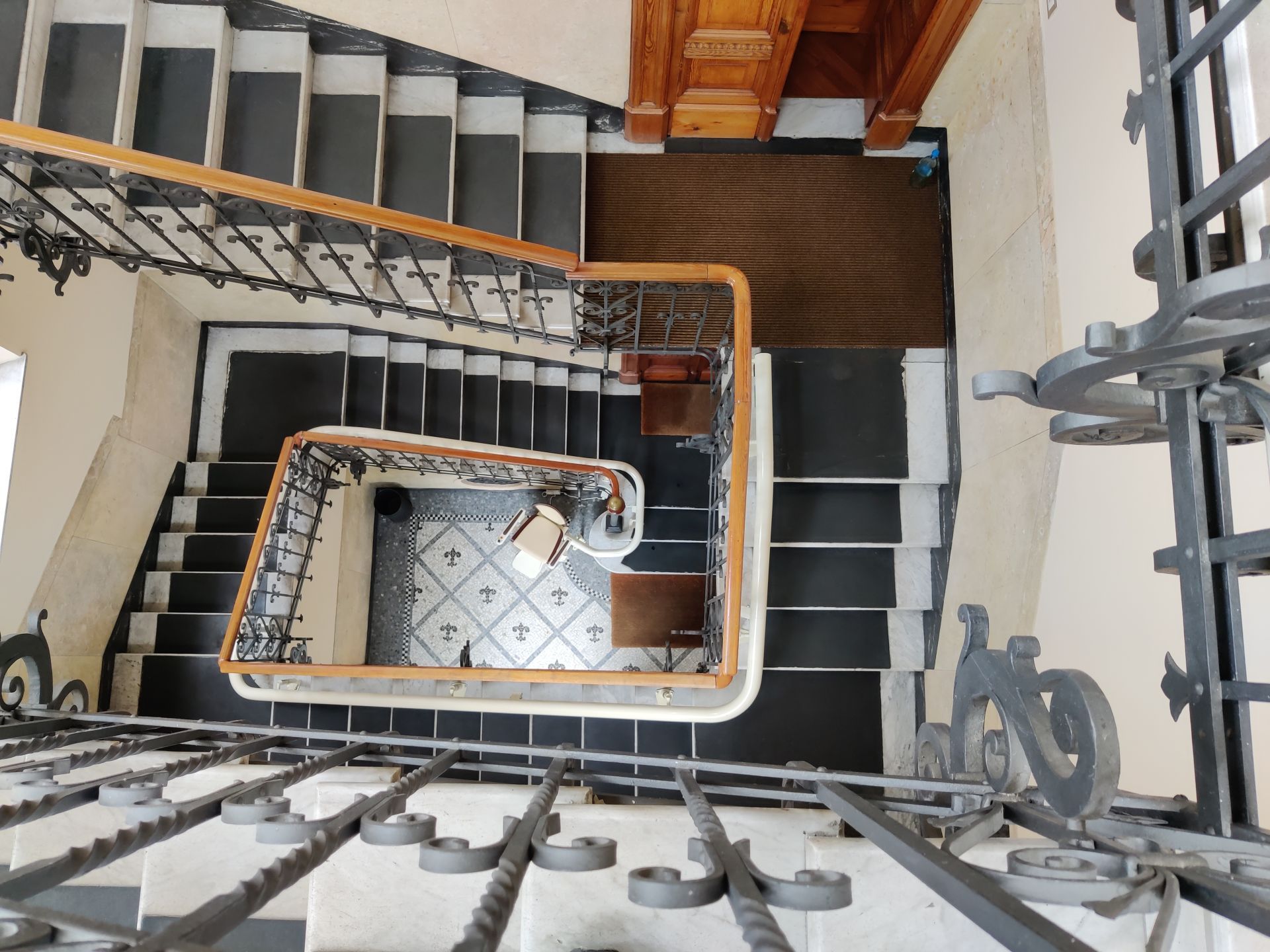 Fauteuil monte-escalier Vimec Capri - repose-pieds antidérapants, pour escaliers tournants - design sûr et esthétique_2