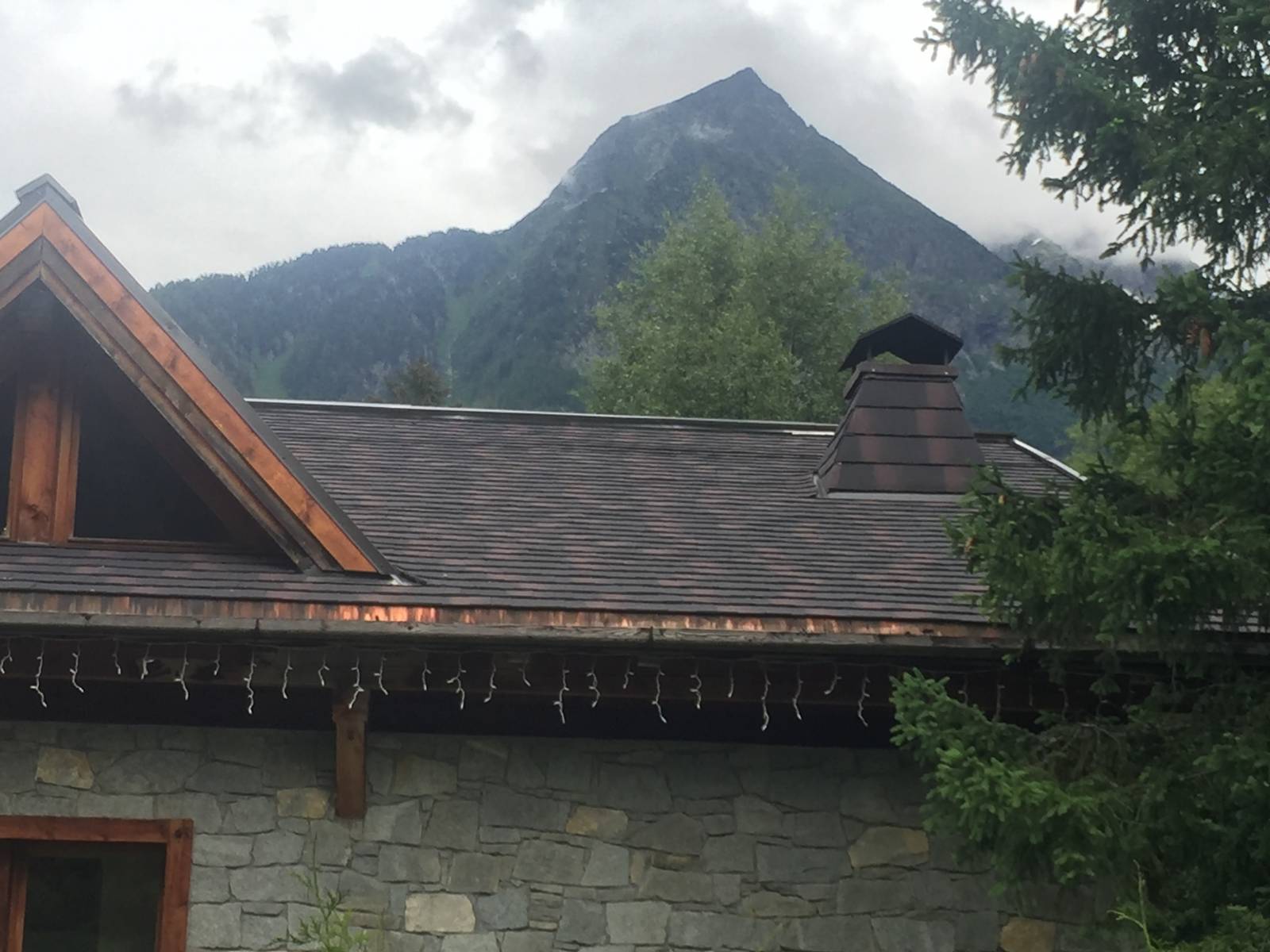 Panneau en acier revêtu de pierre naturelle pour toiture résistante