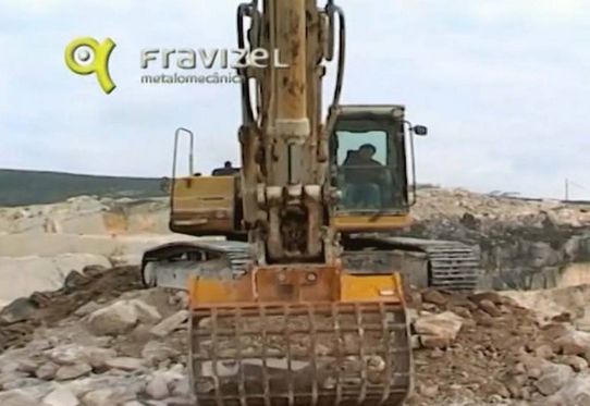 Godet claire-voie 17 pour pelle hydraulique - Fravizel - Matériau résistant_2