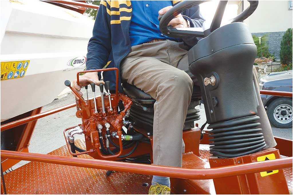 Pailleuse agricole automotrice - bravo - pour balles rondes_2