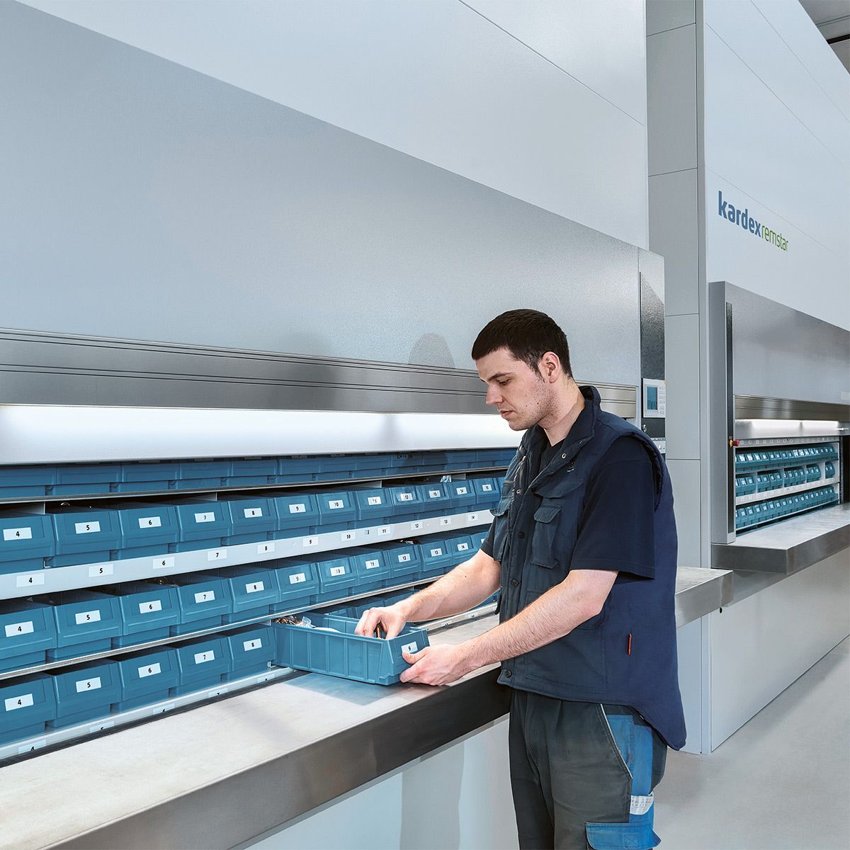 Vertical Carousel Module - Kardex Megamat - Stockeur rotatif - Fréquence de picking élevée et stockage d'articles de tailles homogènes_2