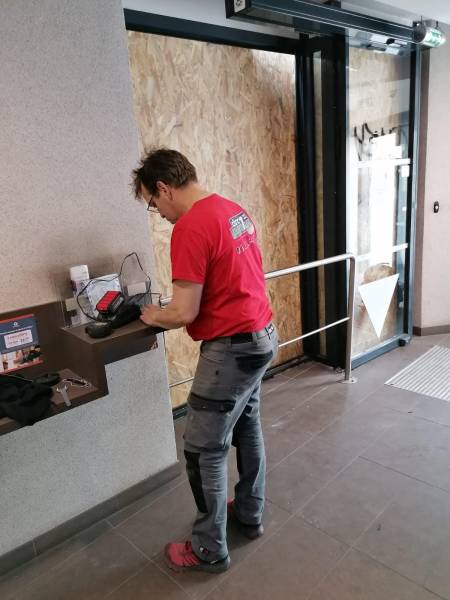 Vitre de magasin - Remplacement rapide et sécurisé à Bordeaux par Direct Ouverture_2