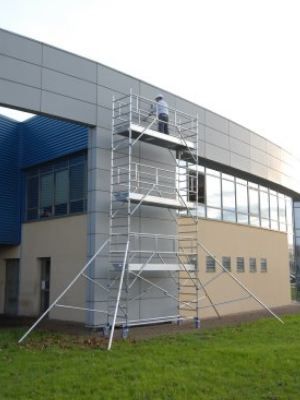 Échafaudage roulant aluminium Totem 2 Box 300 - Comabi SNC - Hauteur de travail maximale 9,85 m - Plateau bac_2