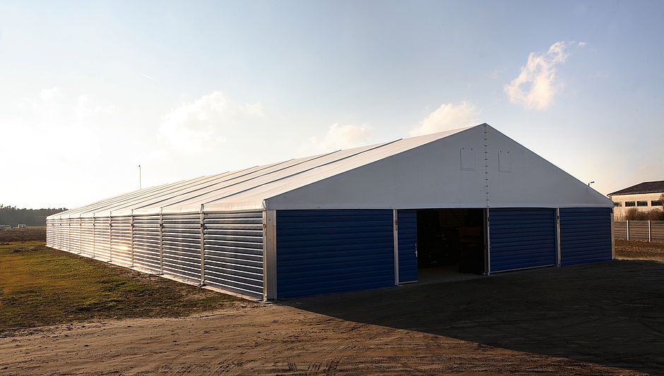 Abris polyvalent avec toit en PVC pour bâtiments agricoles