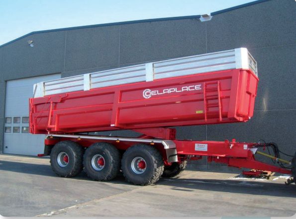 Remorque en aciers spéciaux avec châssis aligné et stable pour bennage