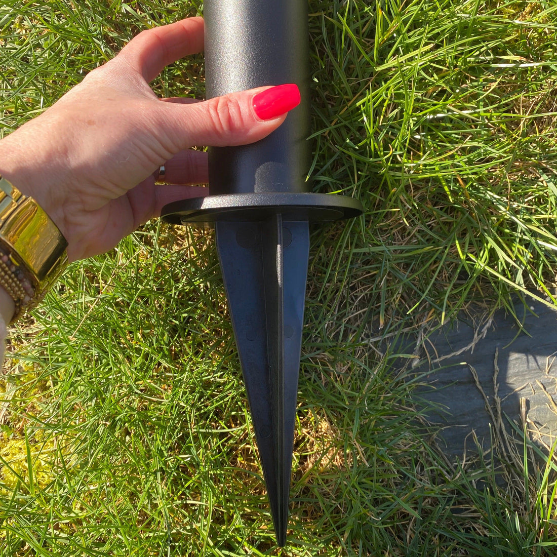 Borne solaire noire Living pour piscine - éclairage économique avec 3 modes et USB intégré_2