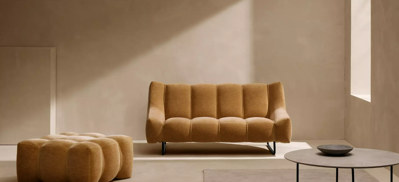 Canapé d'accueil haut de gamme avec lignes contemporaines_2
