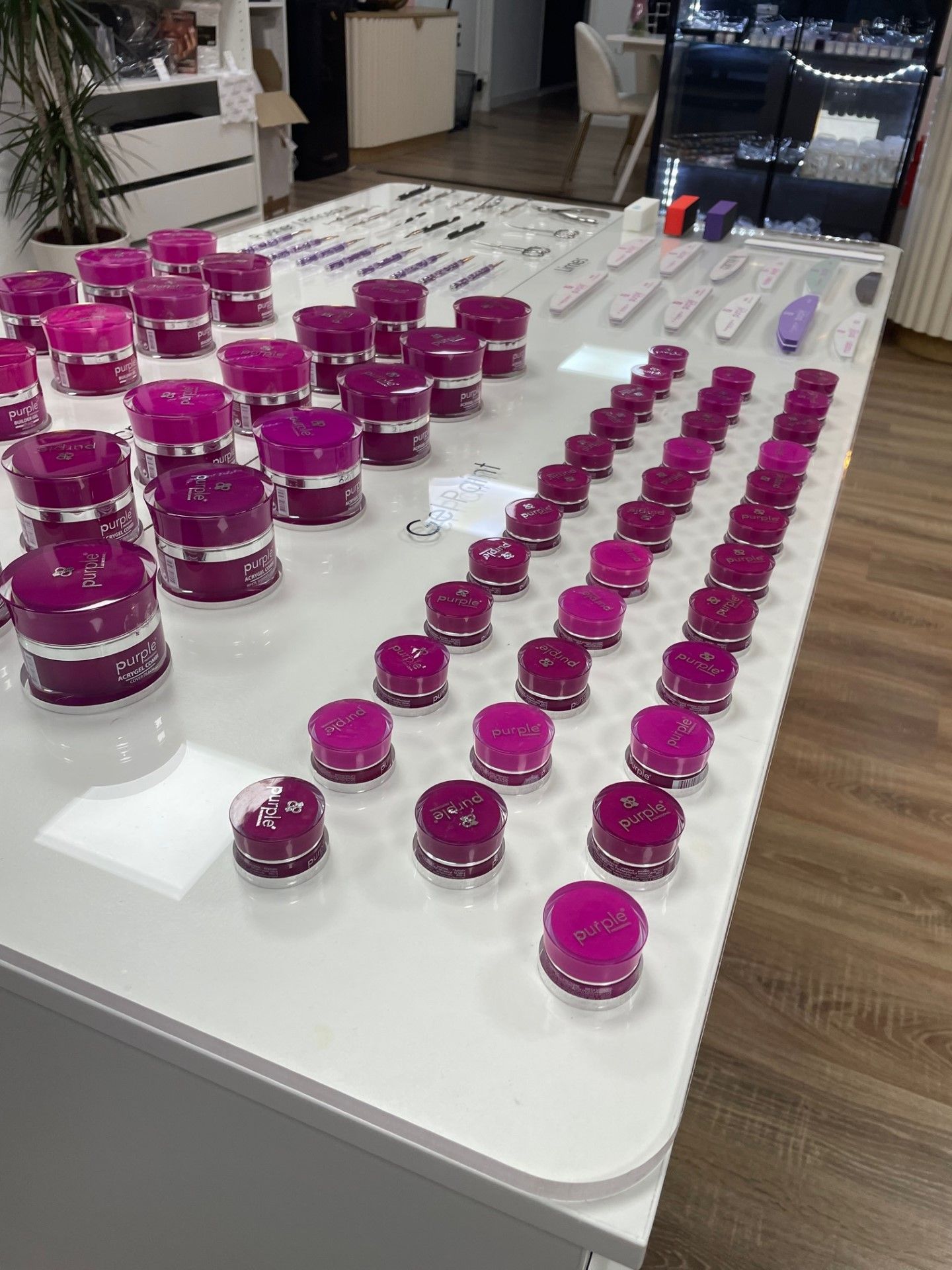 Présentoirs en plexiglas pour boutiques - élégance, polyvalence et personnalisation_2