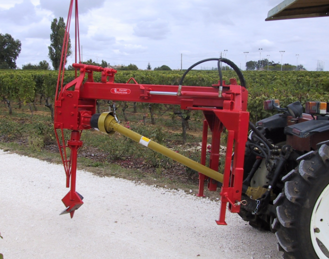 Tarière à construction mécano-soudée avec déport hydraulique pour vignes de 1m30 à 2m - Pare-fil et amortisseur_2