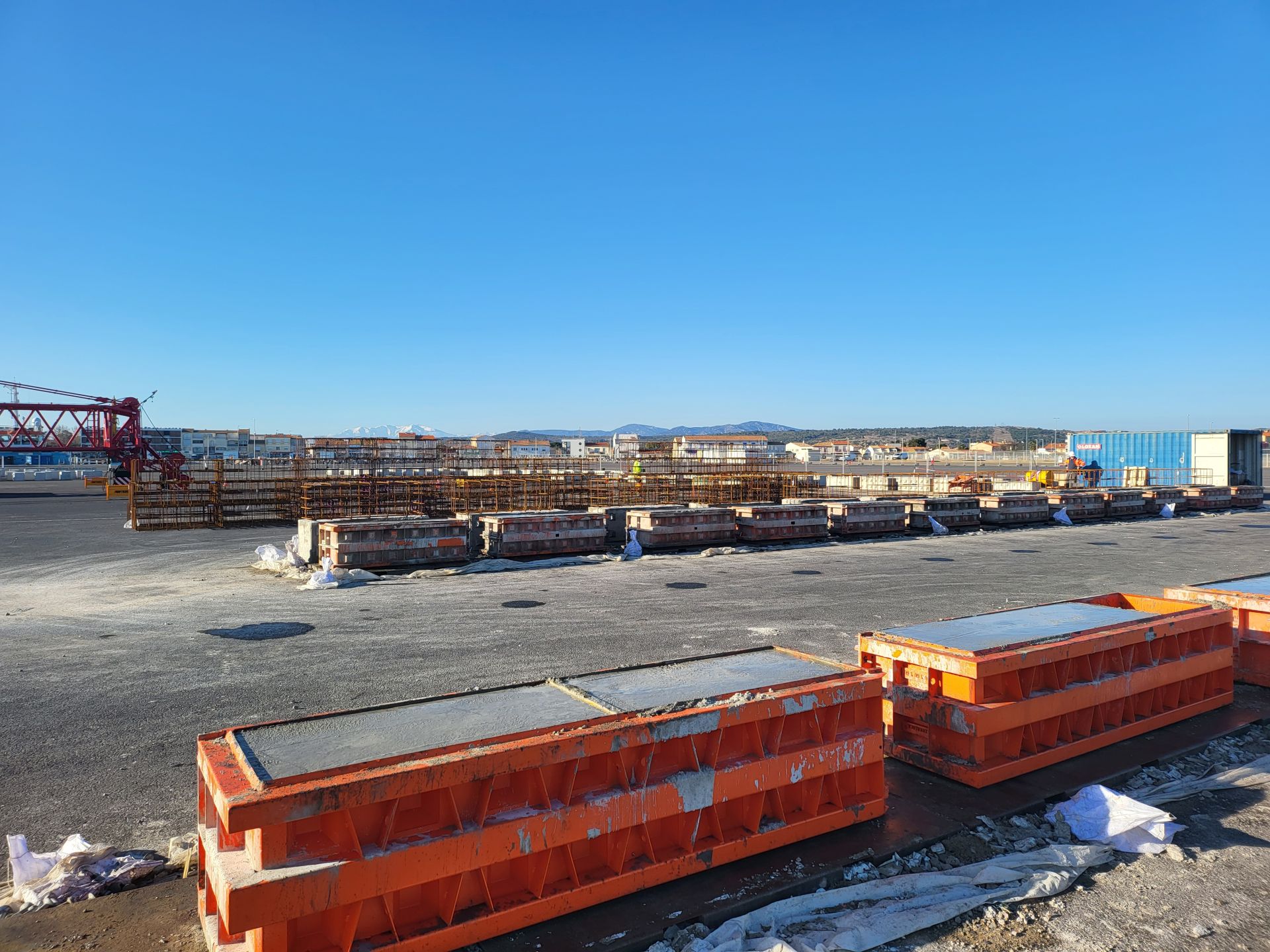 Bloc béton type LEGO, section 80 X80cm pour porter un bâtiment de stockage_2