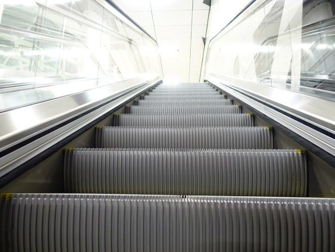 Escalier mécanique performant et durable pour circulation intensive