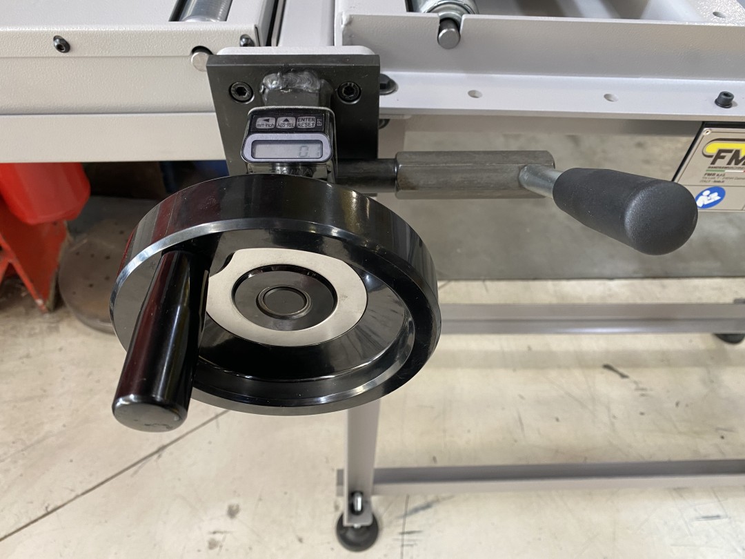 Table à rouleaux de 2 à 6 mètres de longueur, déplacement de la butée par volant / FMB_2