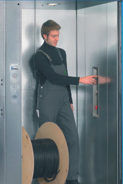 Monte-charges avec porte-palières battantes en tôle galvanisée