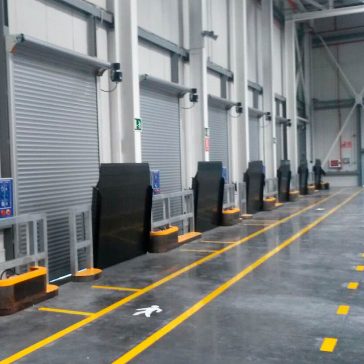 Niveleur de quai - Infraca - Maintien de la hauteur et de la distance entre quais et camions_2