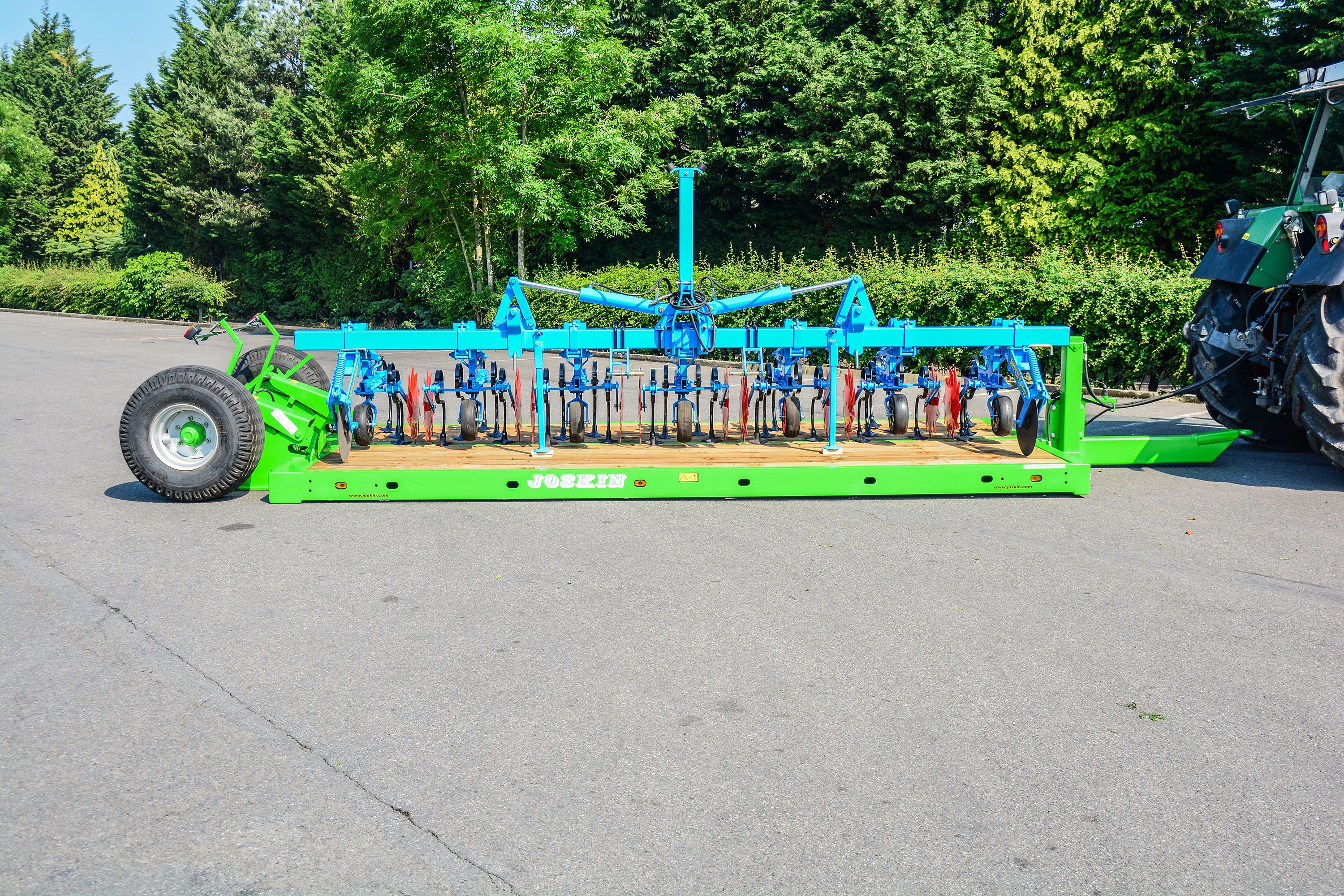 Remorque agricole à abaissement complet pour transport facile