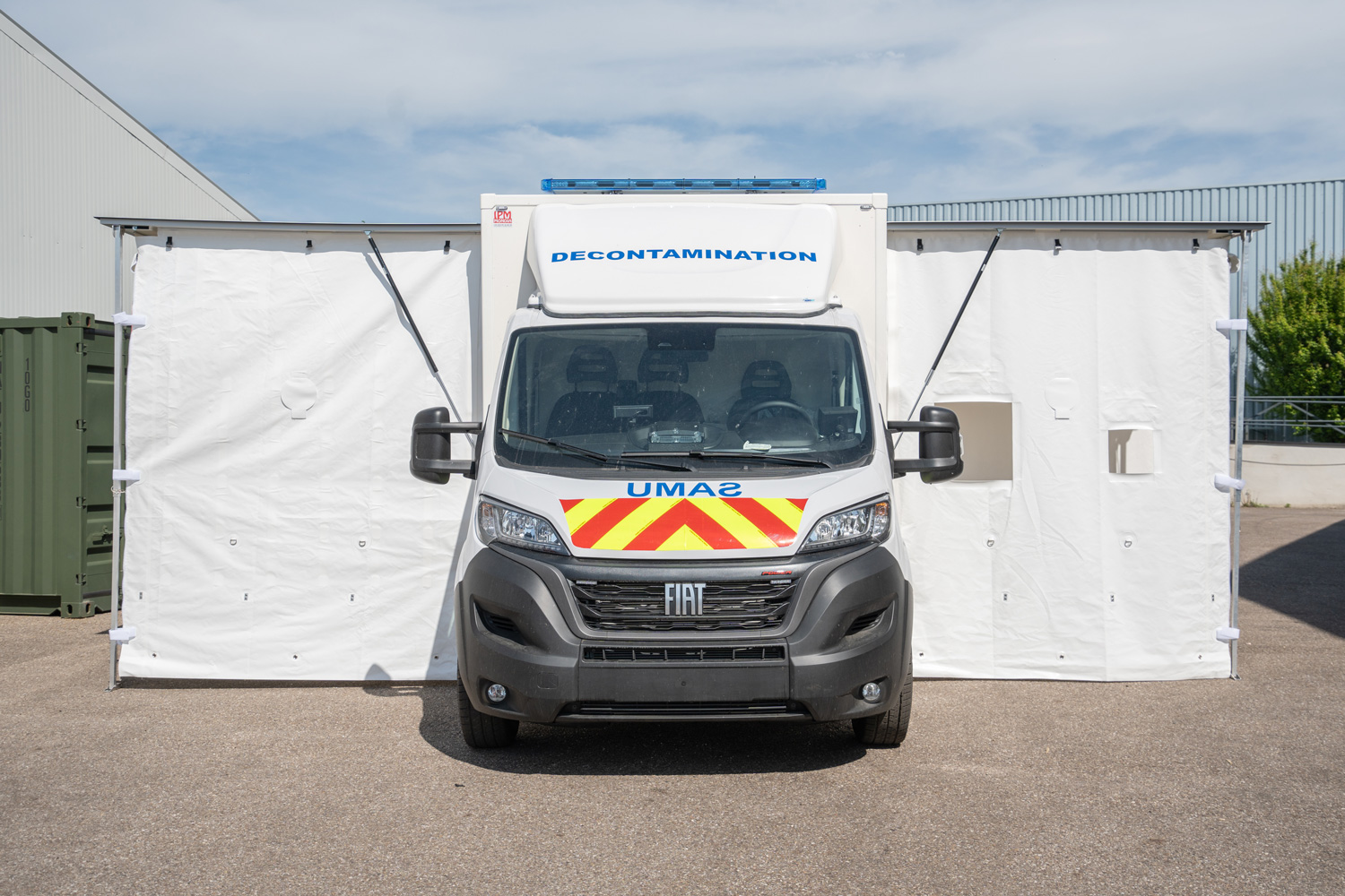 Véhicule de décontamination avec compartiment logistique et compartiment douche - Sur mesure - DECONROAD_2