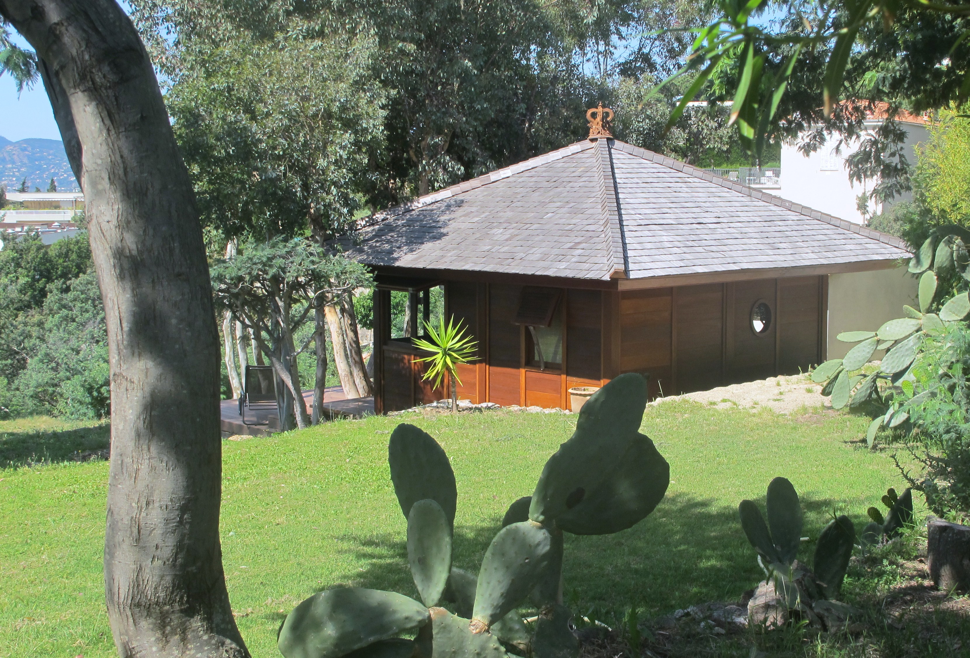 Chalet en bois plain-pied - 20 m² en kit - toit multipente - bois exotique Merbeau - isolation RT2012_2