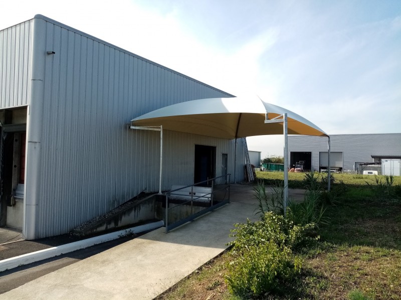 Préau sur mesure en acier galvanisé pour usines - Toit en toile 10 ans, résistant au feu M2, grêle et vent jusqu'à 130 km/h_2