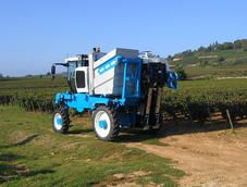 Tracteur enjambeur à quatre roues motrices pour travaux de précision
