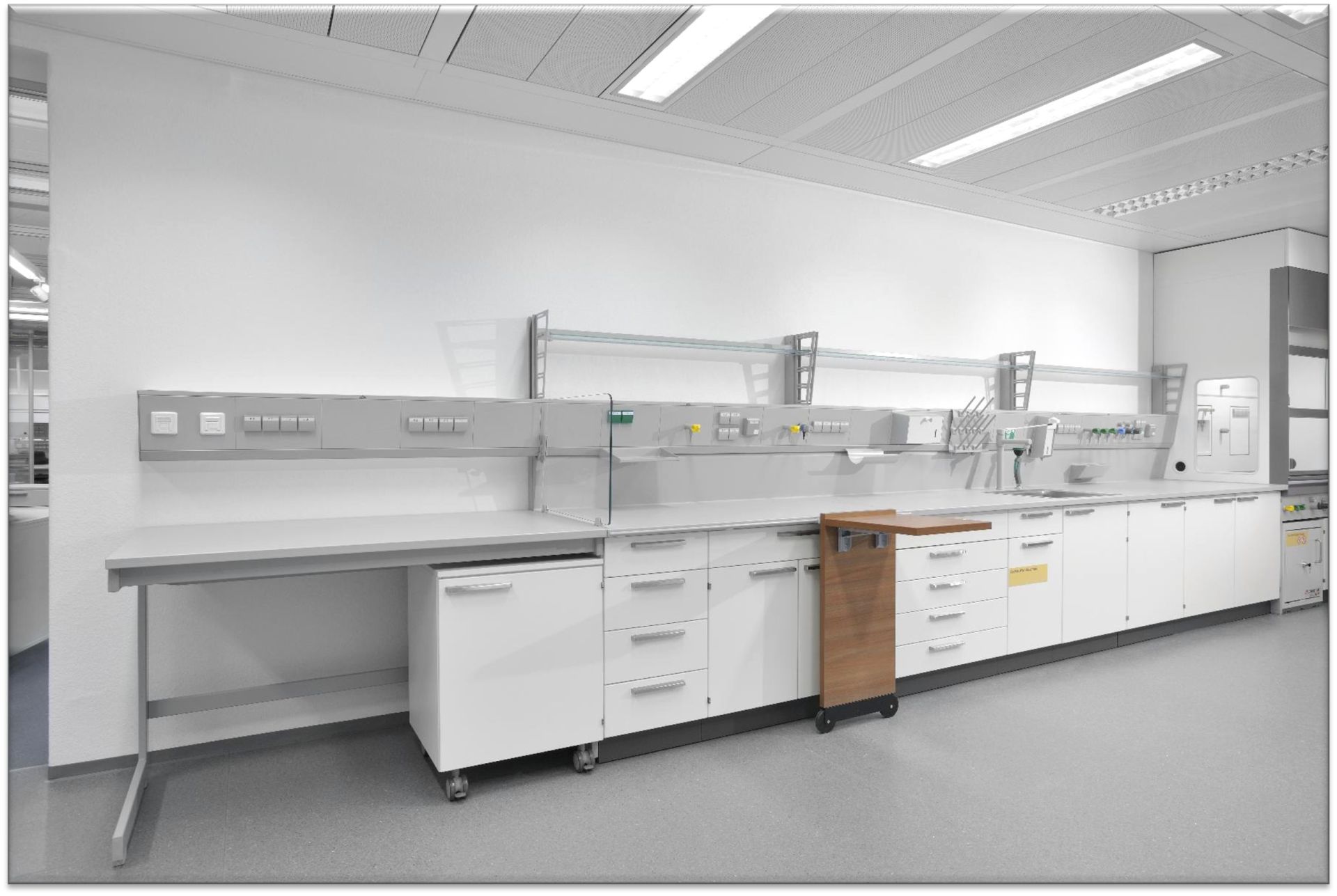 Paillasse de laboratoire avec cellule d'énergie fermée_2