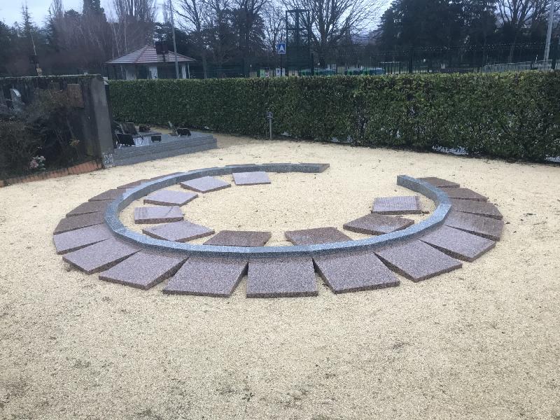 Sépultures enterrées - Marguerite - Granimond - Granit massif pour 3 urnes par famille_2