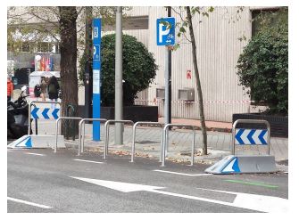 Bloc de délimitation de zone de parking en PEHD - 1600 x 350 x 900 mm - arceau en acier peint ou inox_2