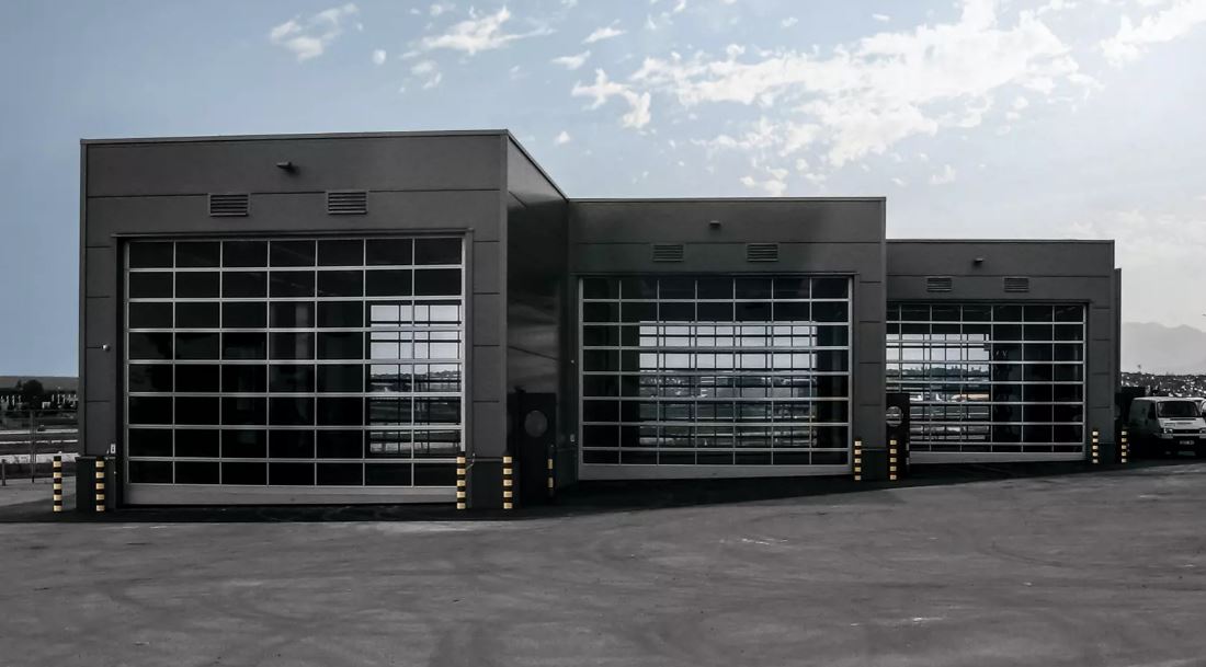 Porte sectionnelle industrielle sur mesure - Fiable, personnalisable et adaptée à tout projet de construction_2