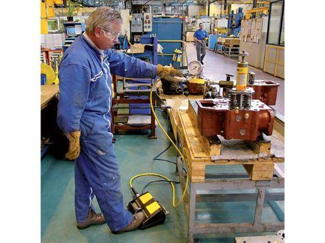 XA11V - Pompe hydraulique à entraînement pneumatique avec 4/3 Distributeur et 1.0 litres d'huile utile pour vérin ou outil à double effet_2