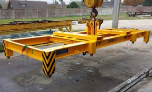 Spreader pour conteneur ISO avec structures mécano-soudées, structure H, cadre rectangulaire, traverses de levage TP20 et TP40_2